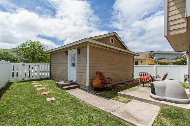 Building Photo - 513 Crater Lake Dr
