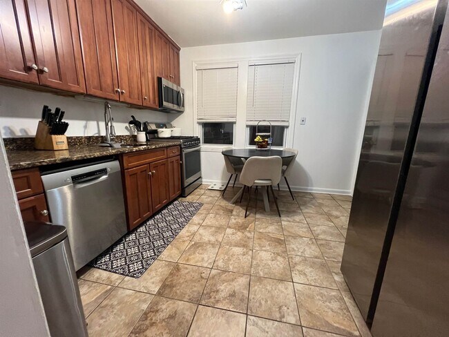 Building Photo - 11 Beverly Pl