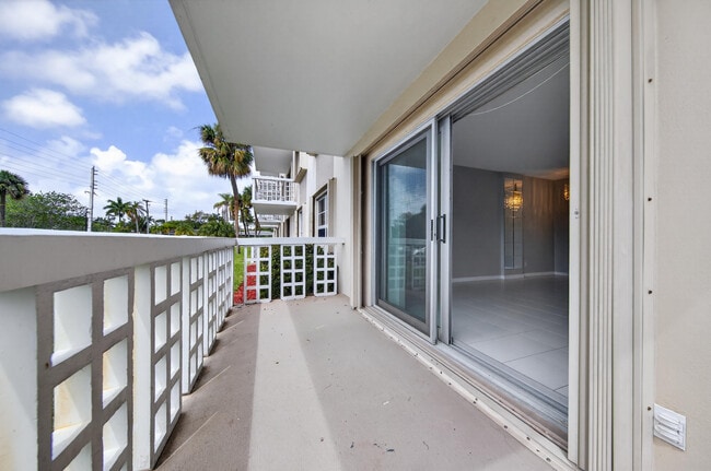 Building Photo - 1831 NE 38th St