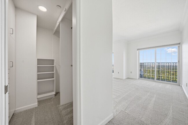 Building Photo - Penthouse Living in Midtown!
