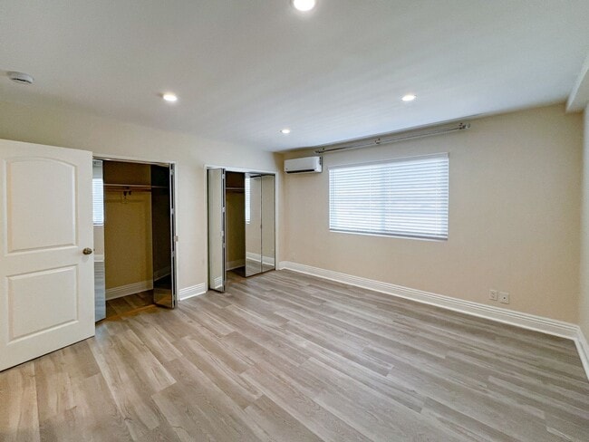 Building Photo - BEAUTIFUL 2 STORY TOWNHOUSE STYLE WITH A/C,  WASHER/DRYER, POOL, AND ONE PARKING SPACE