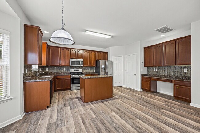 Building Photo - 4 bed/2.5 bath in Matthews - 1st Month's Rent only $1000!