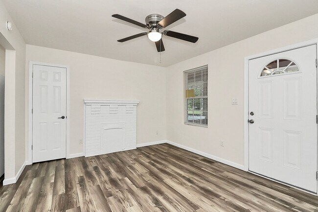 Building Photo - Rent Special on Affordable Duplex in Ender...