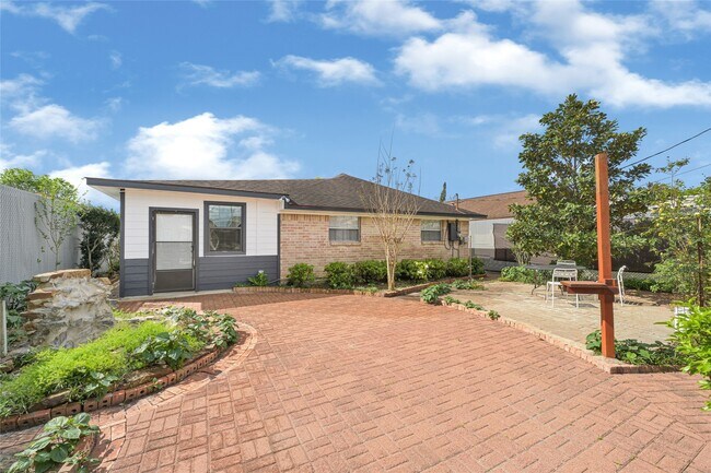 Building Photo - 9208 Carousel Ln