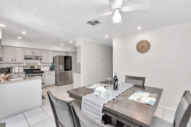 Building Photo - 5837 W Sunforest Dr