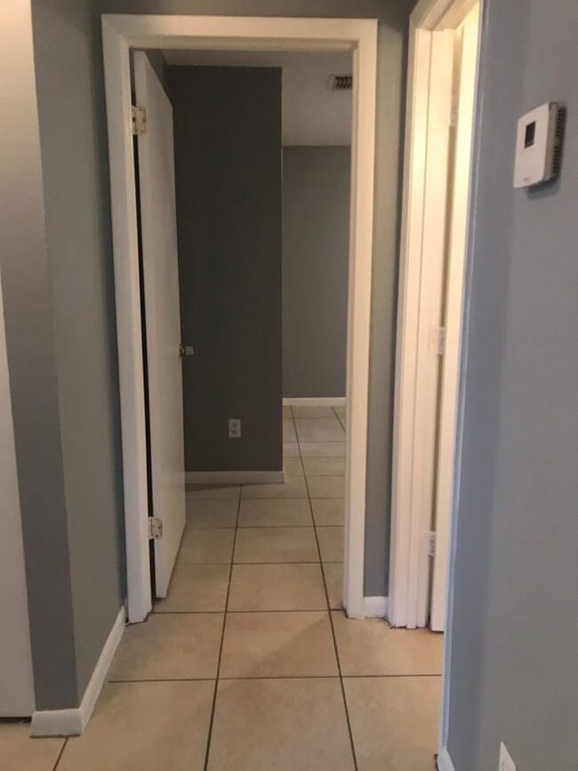 Building Photo - SPACIOUS RANCH STYLE 3 BEDROOM 2 FULL BATH...