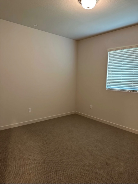 Building Photo - 1913 E Evening Glow Ave