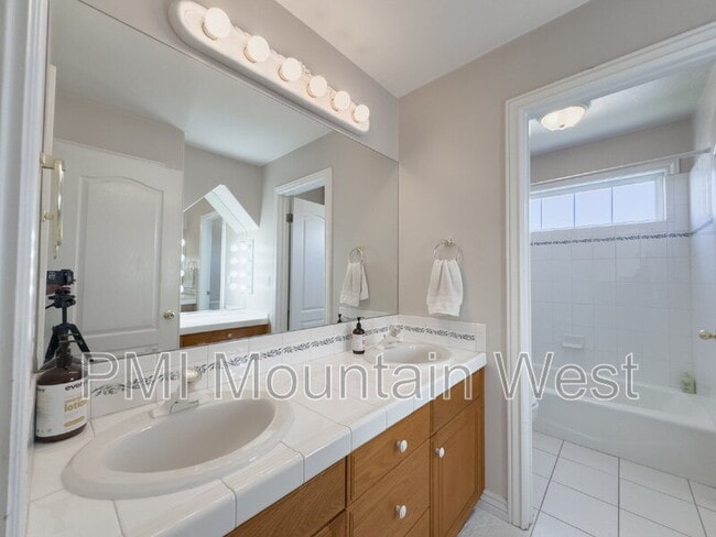 Building Photo - 49 E Fairway Dr