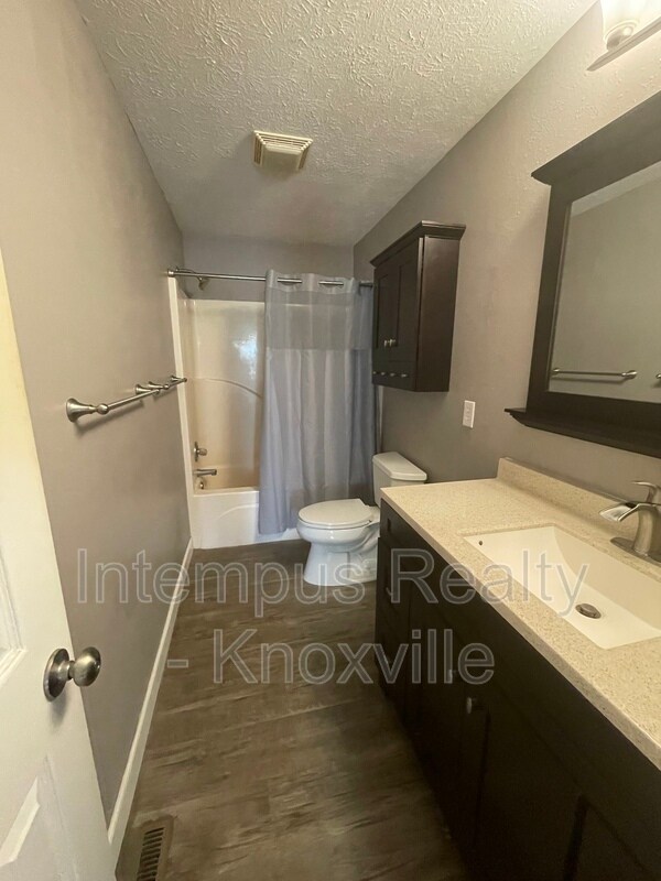 Building Photo - 7728 Chapel Bend Dr