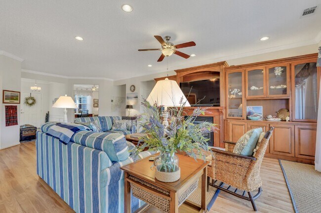 Building Photo - "Spacious Golf and Lagoon View 2 Bed, 2 Bath Rental Home in Sun City!