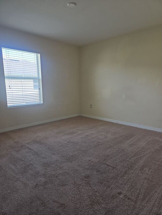 Building Photo - Amazing 4 Bedroom + Office/Bonus Room, 2 1...