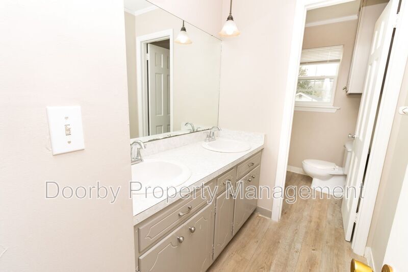 Building Photo - 4235 Greenbriar Rd