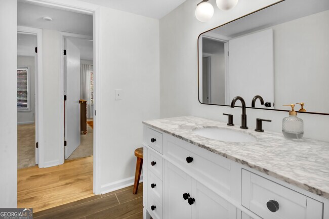 Building Photo - 12 Vista Square NW