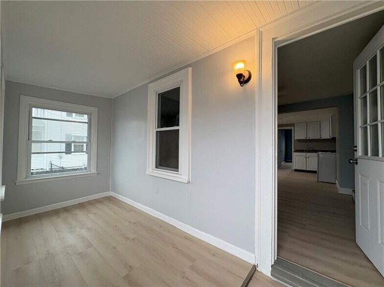 Building Photo - 23 Knight St