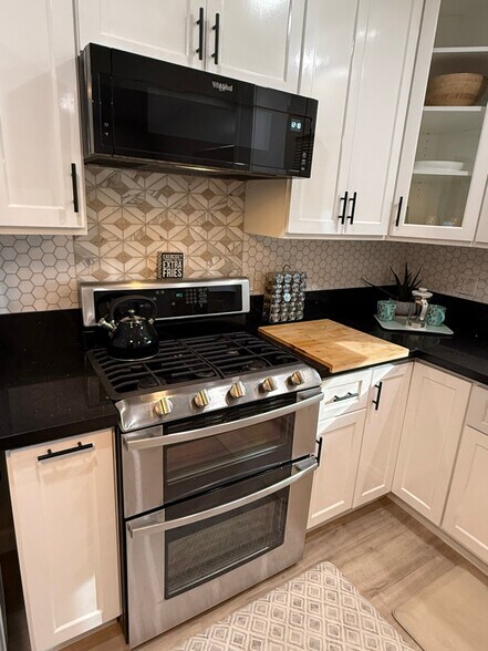 Building Photo - 1519 1/2 W 37th Pl