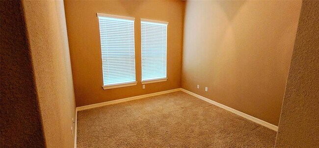 Building Photo - 16303 Lakewood Field Dr