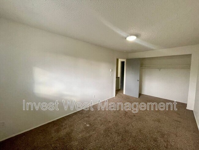 Building Photo - 1960 33 Avenue