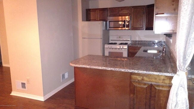 Building Photo - 744 Spray Ave