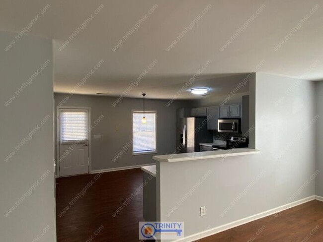 Building Photo - 3 bed 2 bath in downtown TR!