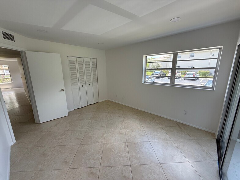 Building Photo - 2 Lake Vista Trl