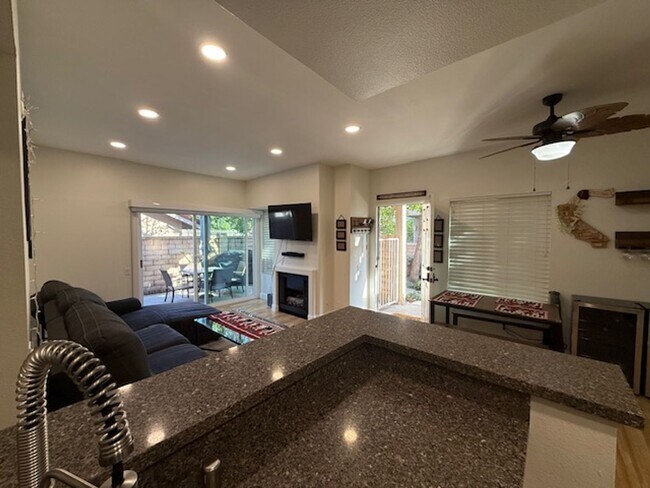 Building Photo - 2 bed, 1.25 Bath CONDO next to POOL! Groun...