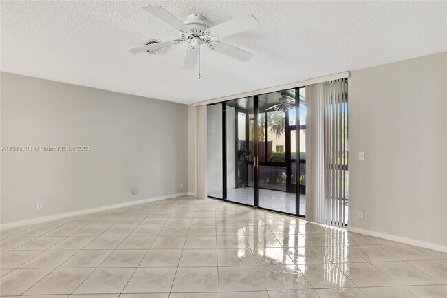 Building Photo - 4615 Carambola Cir S
