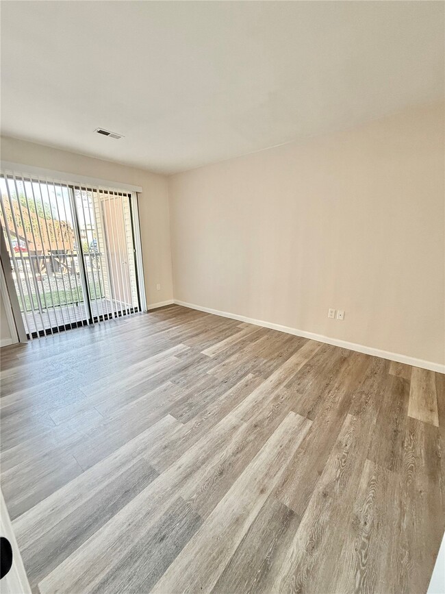 Building Photo - 63 Peachtree Ln