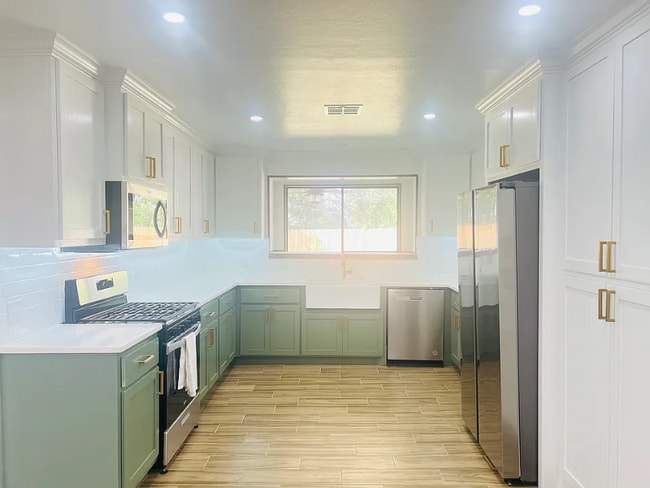 Building Photo - 4041 Thunderbird Dr