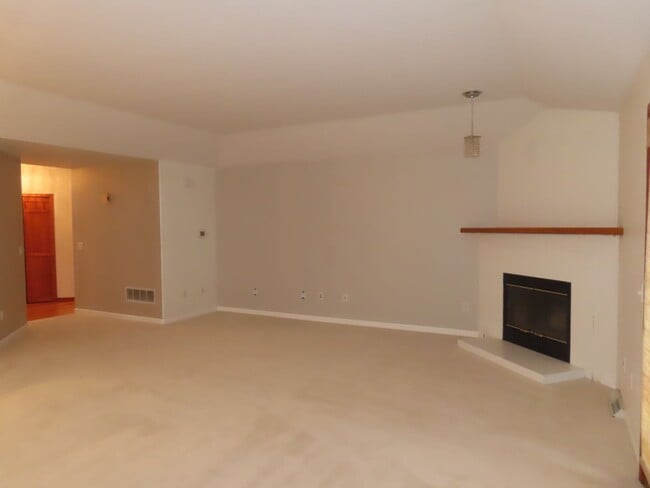 Building Photo - Beautiful home in Ferry St Bridge Area. 3 bedroom / 2 bath! Apply Now!