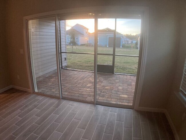 Building Photo - Stylish & Low-Maintenance Living in Oakleaf Community