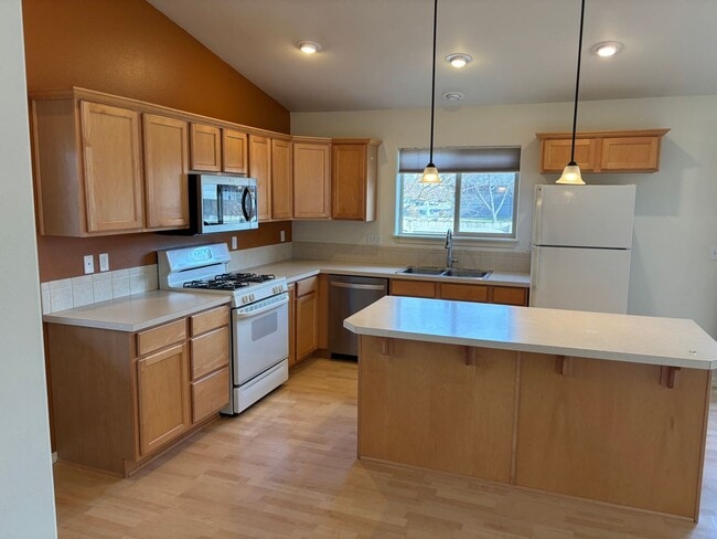 Building Photo - Bend Home with Fully Fenced Backyard and P...