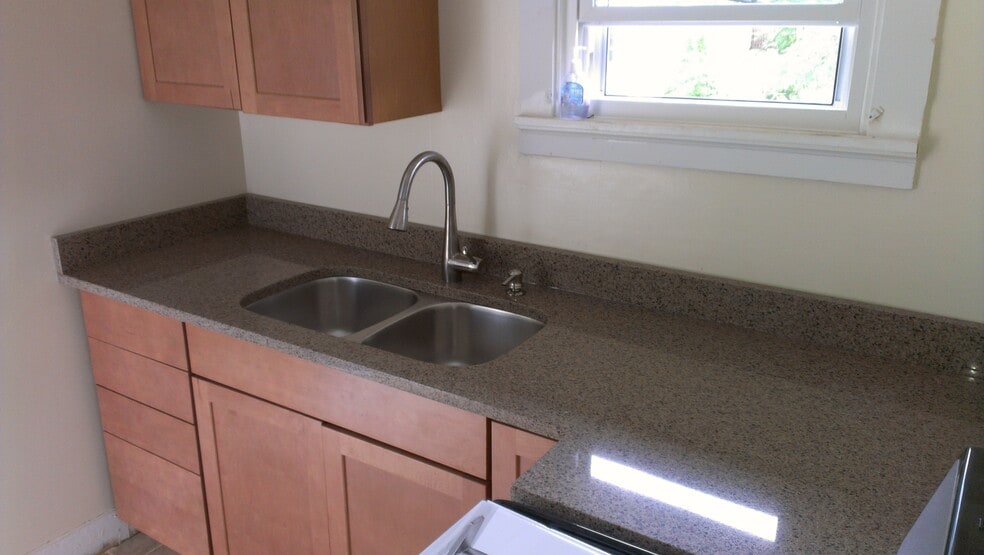 Apt 2 - 317 S Aurora St