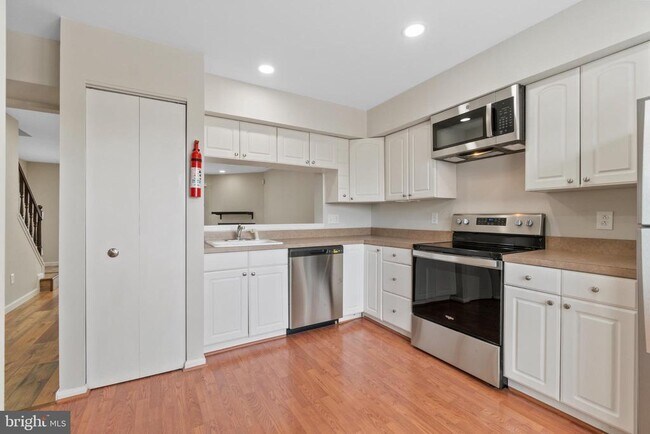 Building Photo - 1004 Dartmouth Glen Way