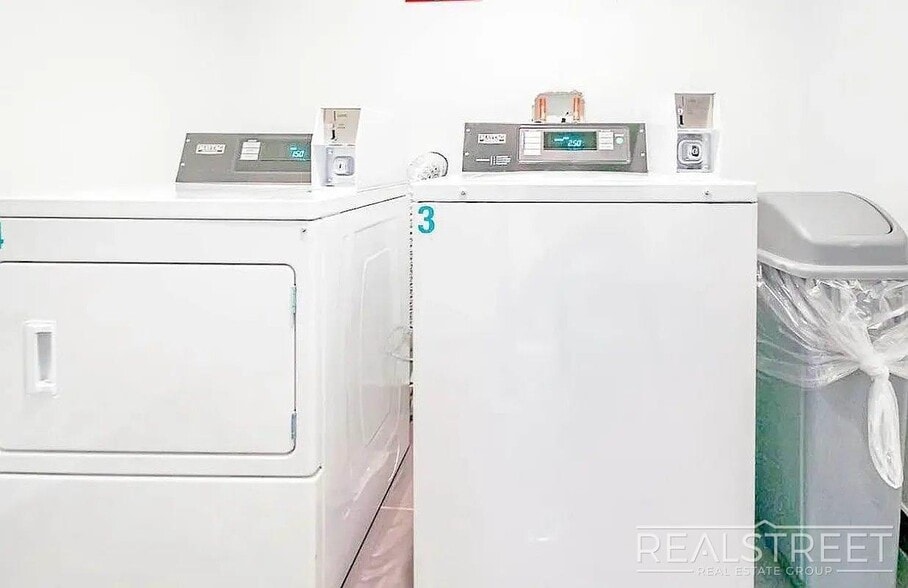 Building Photo - Putnam Avenue