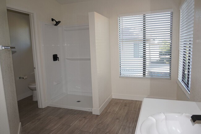 Building Photo - 10386 Meadow Creek Dr