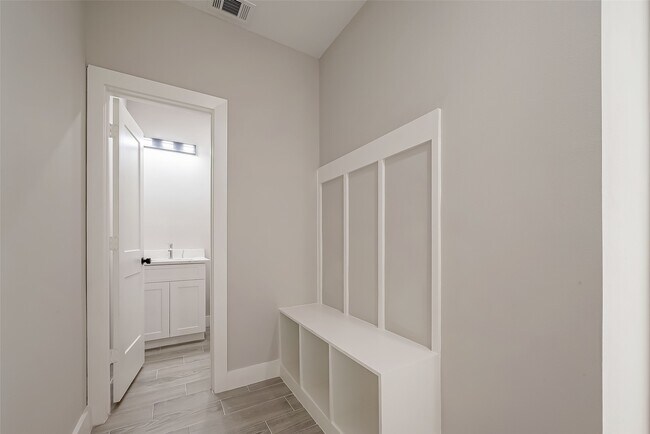 Building Photo - 8128 Chateau St