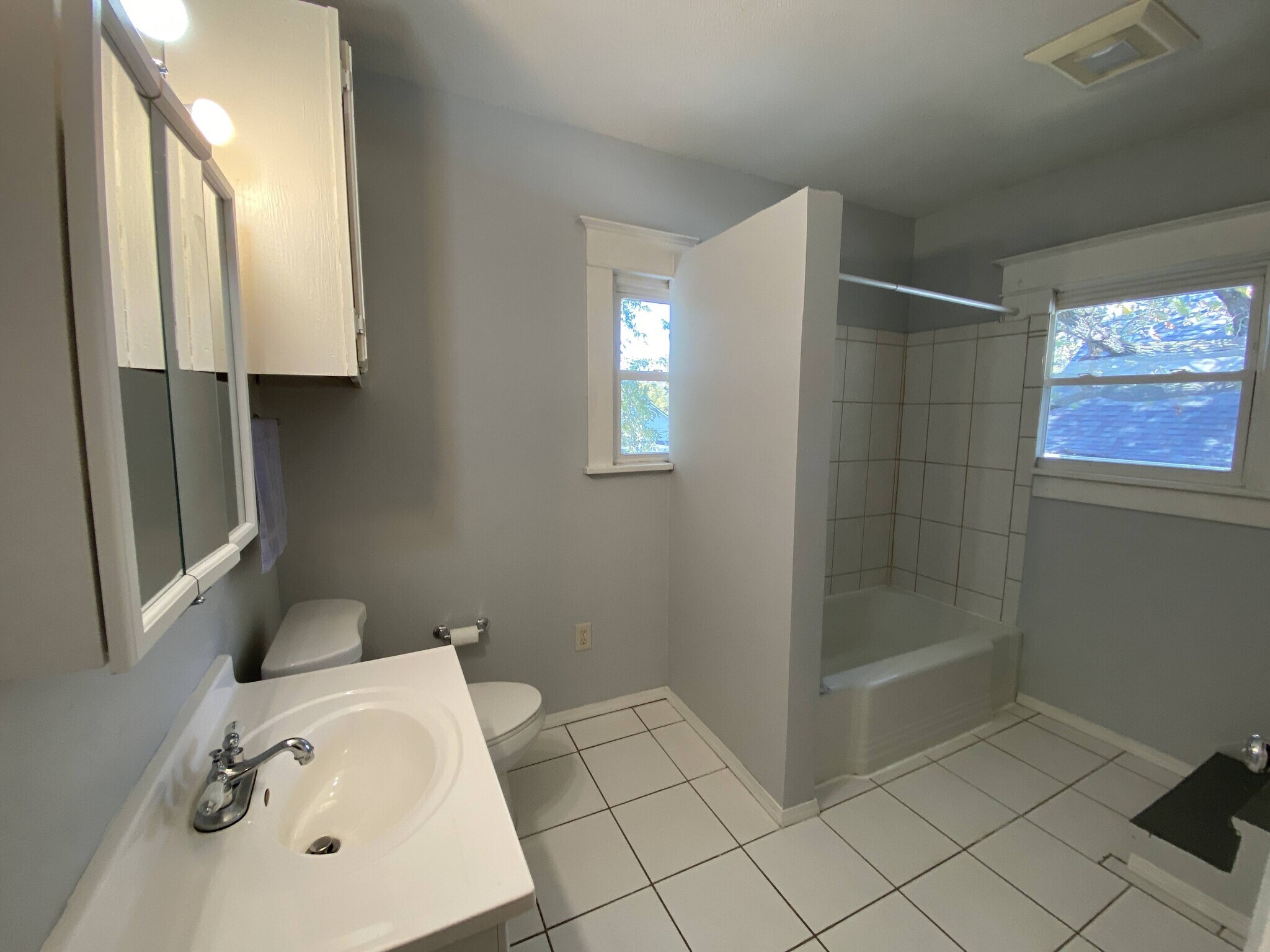 Building Photo - 1622 E 8th St