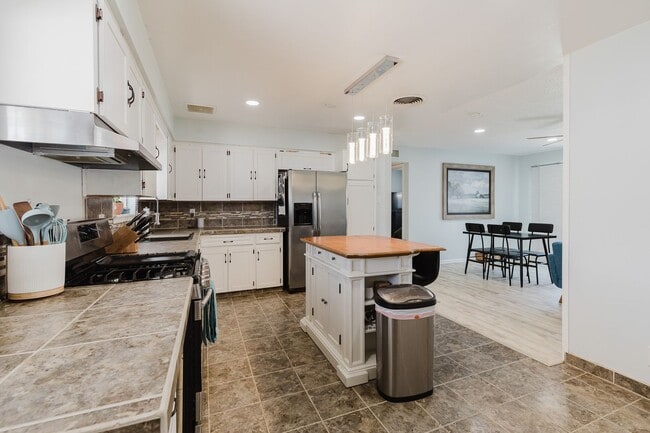 Building Photo - Adorable 3 Bedroom Home