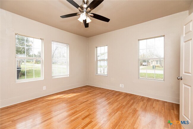 Building Photo - 905 N 9th St