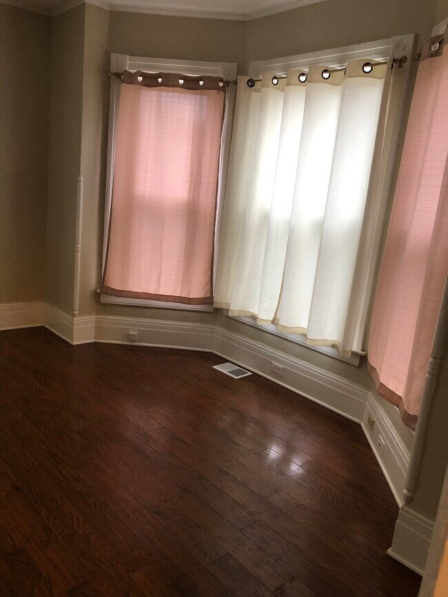 Living room - 171 Colonial Ct