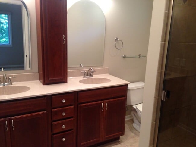 Building Photo - Large Home in Bellevue for Rent