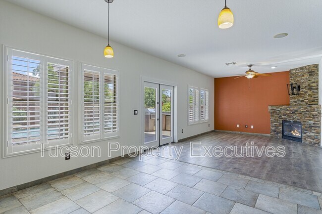 Building Photo - 10176 9 Iron Dr