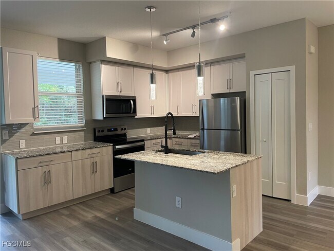 Building Photo - 7033 Ambrosia Ln