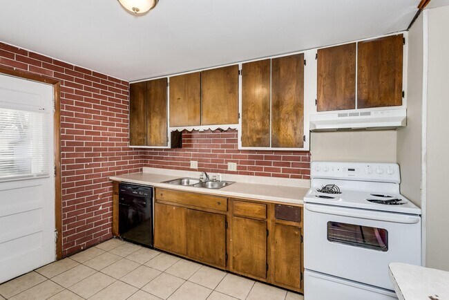 Building Photo - 4644 S Oak Ave