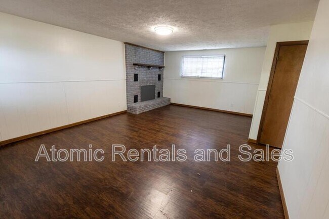 Building Photo - 716 N Whispering Oak Cir