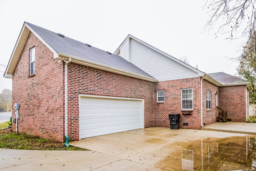 Building Photo - 3011 Overhill Ct