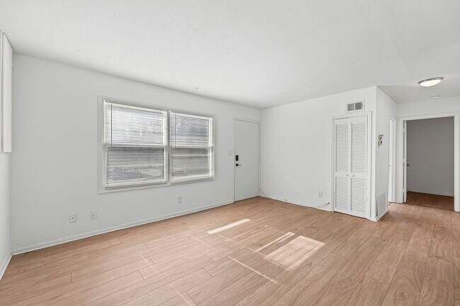 Building Photo - New Renovated Two Bed One Bath Home!!!