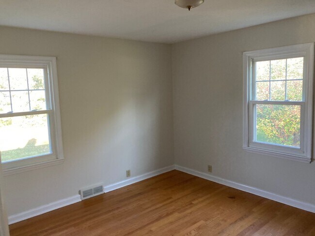 Building Photo - PRICE REDUCED! 2 Bedroom, 1 bath located i...