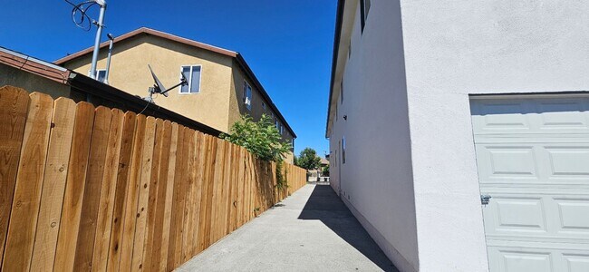 Building Photo - 3839 Woodlawn Ave