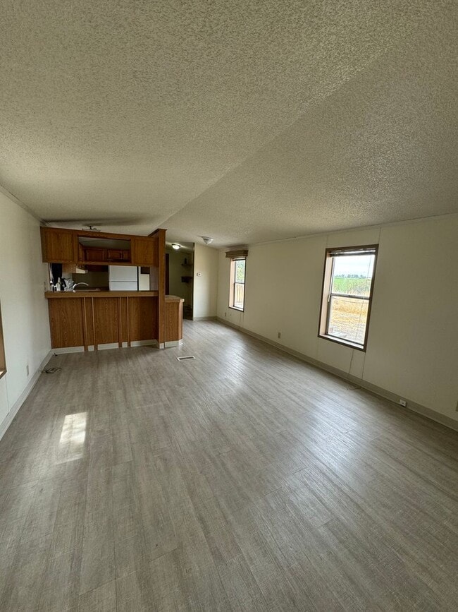 Building Photo - Pet Friendly 2bdrm, 2 bath home in the Cou...